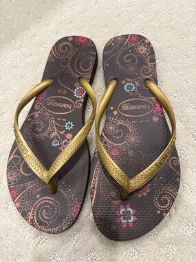 Havaianas Slim Floral Print Flip Flops Gold Straps Size 7/8